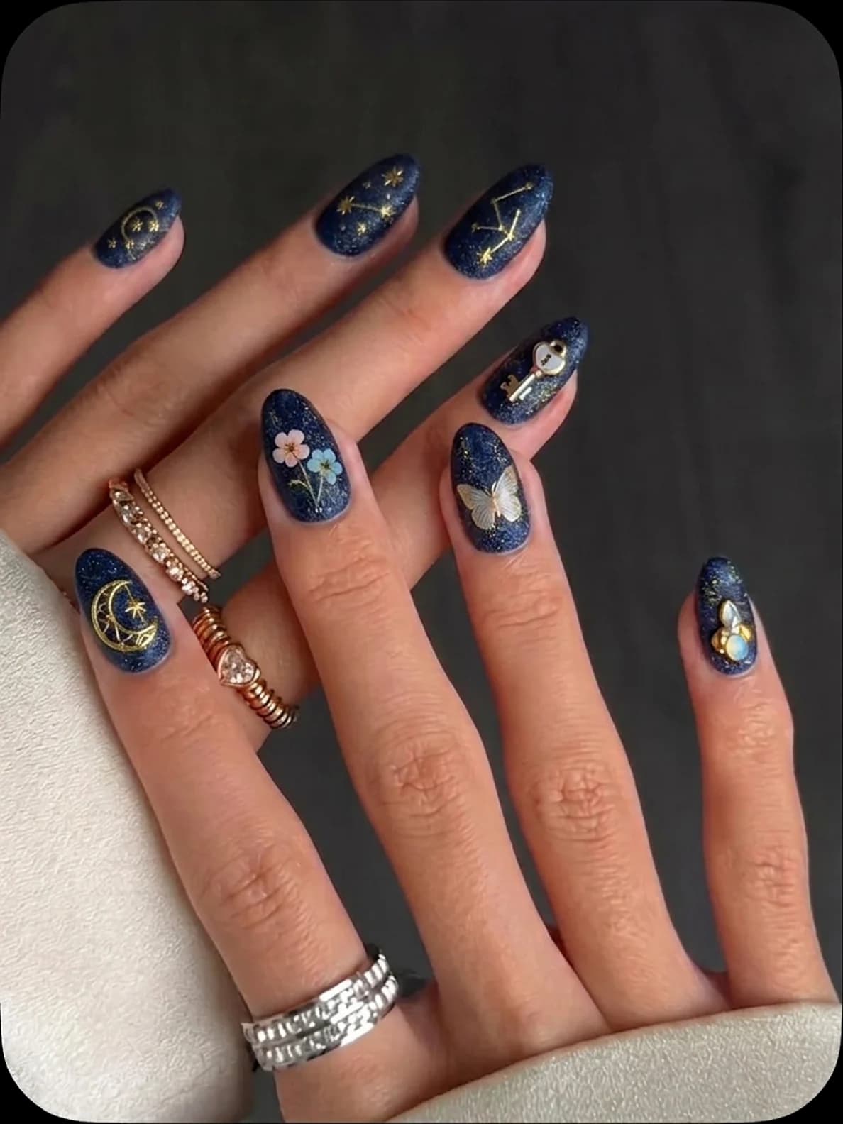 Dark patterned nail set